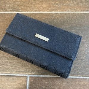 Black medium size wallet. As is.